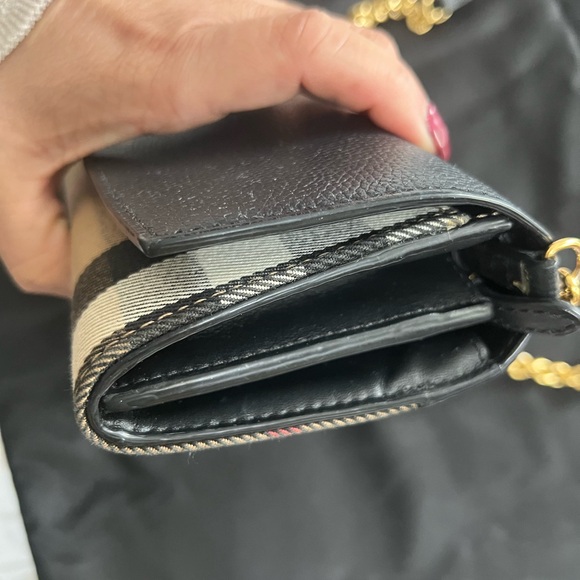 This Burberry Henley Coca Check
Derby Leather Convertible Chain bag - Picture 8 of 14